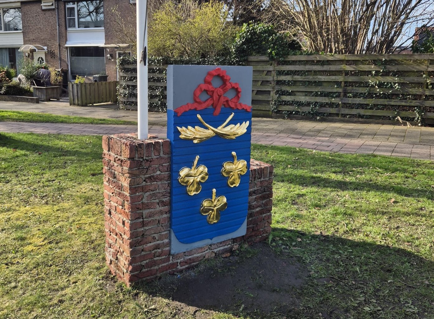 Monument in Zoeterwoude met het wapen van Zoeterwoude en een vlaggenstok