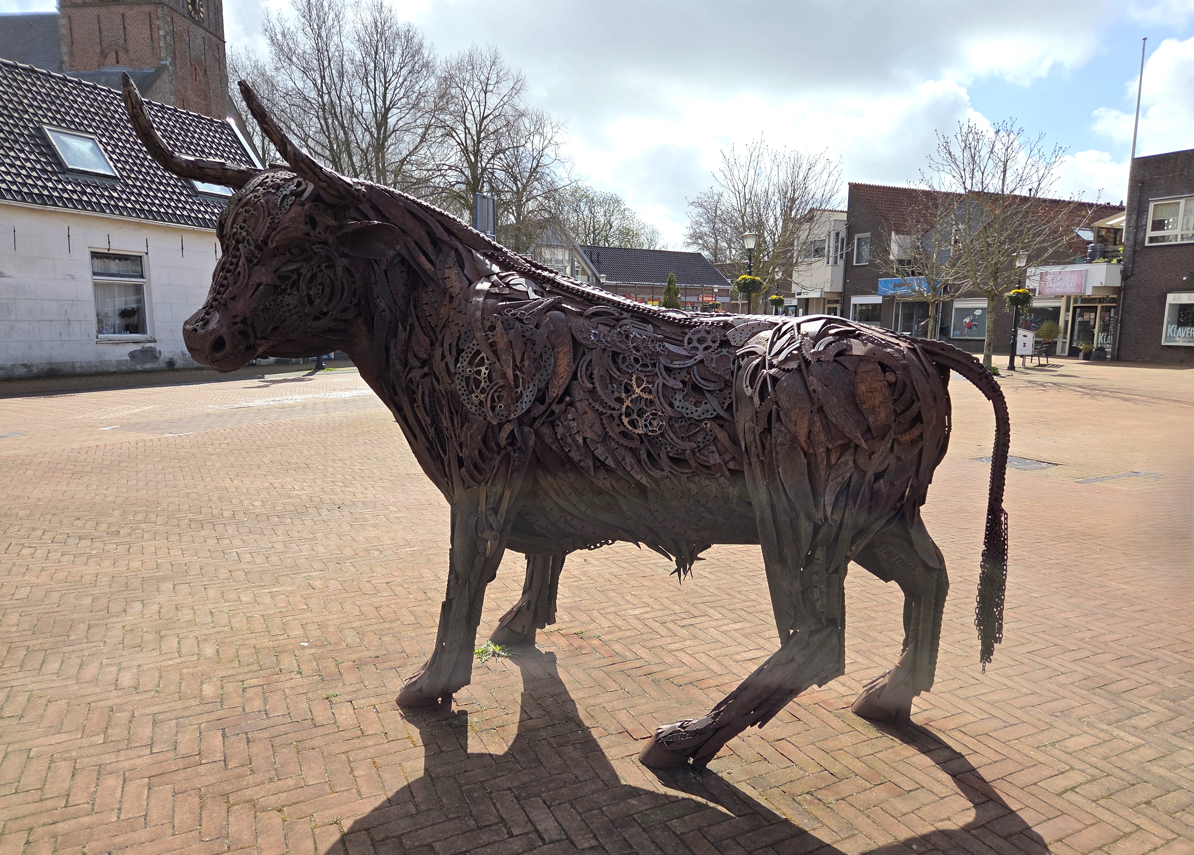 Stier Romeo op het dorpsplein in Zoeterwoude Stier Romeo op het dorpsplein in Zoeterwoude