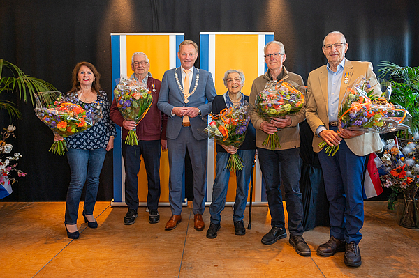 Groepsfoto van 5 Zoetewoudenaren die een lintje kregen - samen met burgemeester van Trigt 