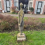 Kunstwerk in beton van vrouw