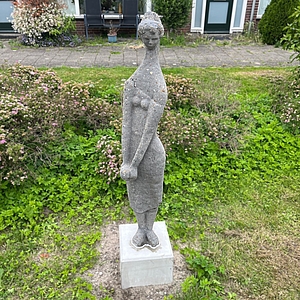 Beeld van vrouw in Zoeterwoude