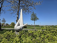 Kunstwerk van drie punten bij sportterrein in Zoeterwoude